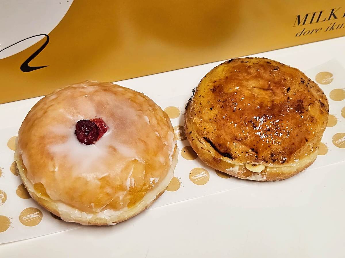 （写真左から）「ミルクドグレーズ」360円、品川天王洲アイル店限定「プリンブリュレ」380円