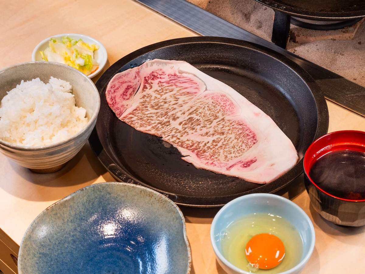 「特上すき焼きセット」 2980円   ※肉は週替わり。写真は山口県・阿知須牛。白米、赤だし、マキシマム濃い卵（生卵）、ゆずと白菜の漬物の4点は共通セット内容