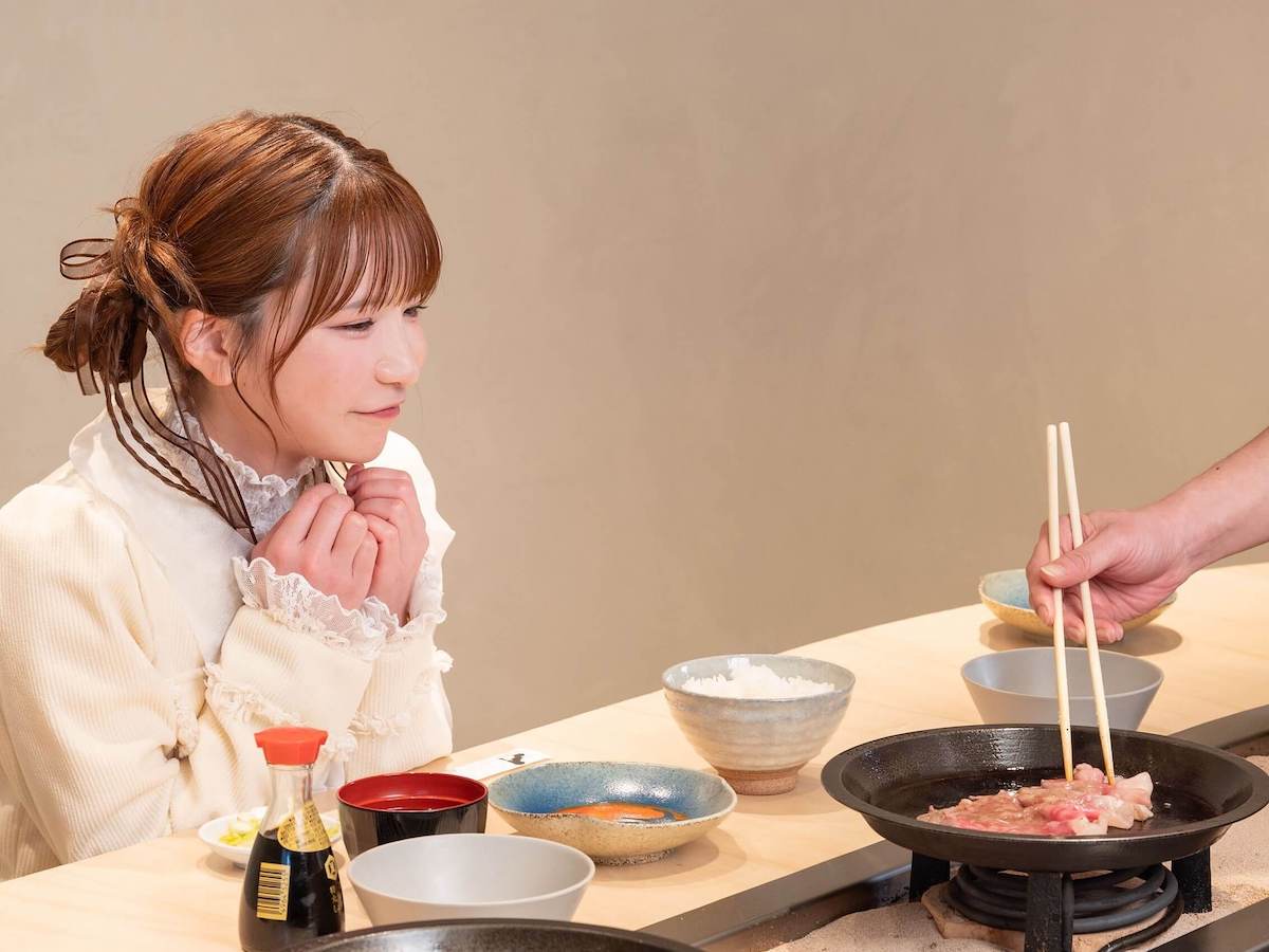 うわぁ～♪ 阿知須牛リブロースの見事なサシに惚れ惚れ～