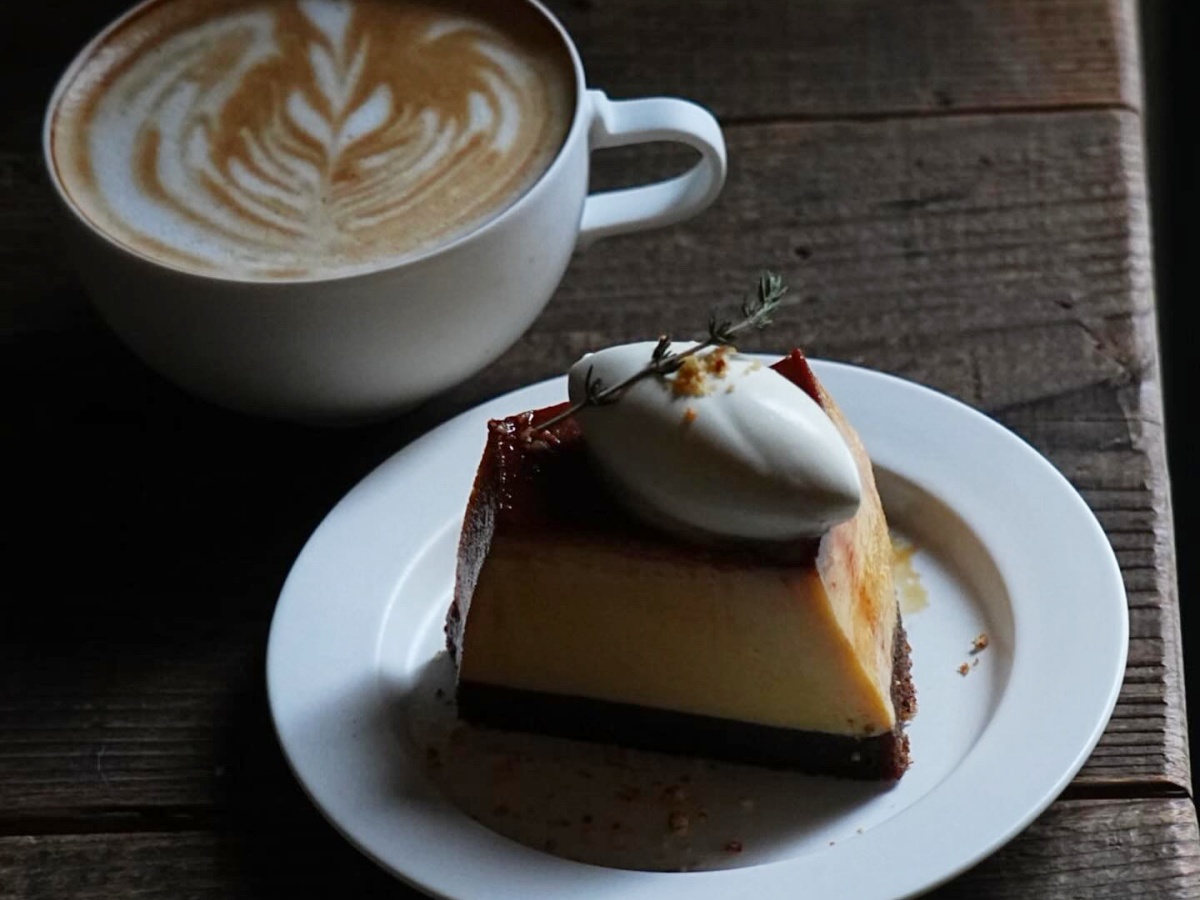 （写真左から）「カフェラテ」620円、「イタリアンプヂン」780円