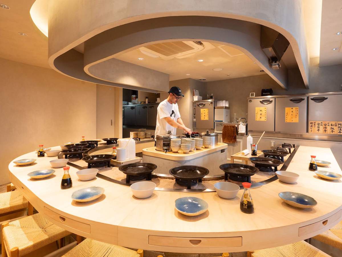 カウンターの高さや客席の間隔など居心地のよさをとことん追求したこだわりの内装