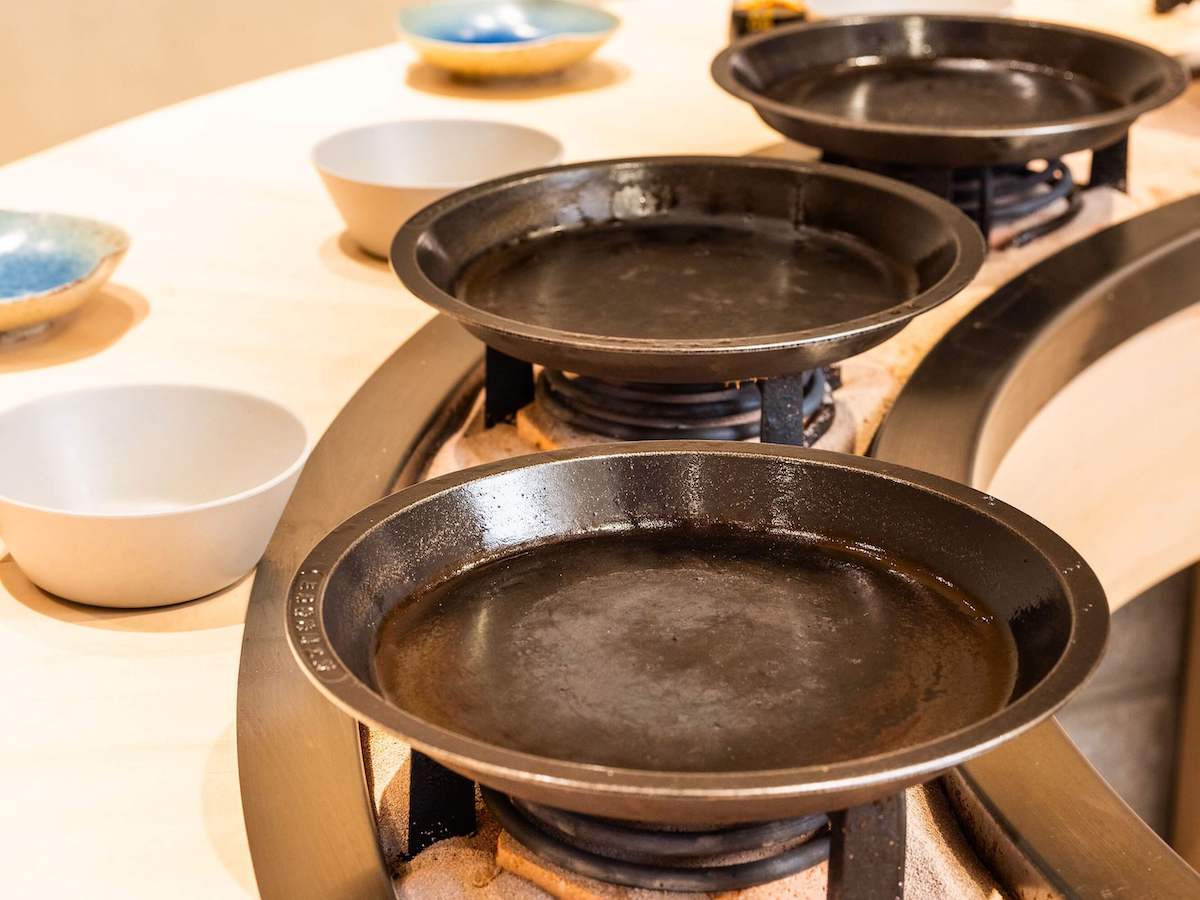 囲炉裏に並んでいるのは1人用のすき焼き専用鋳鉄鍋