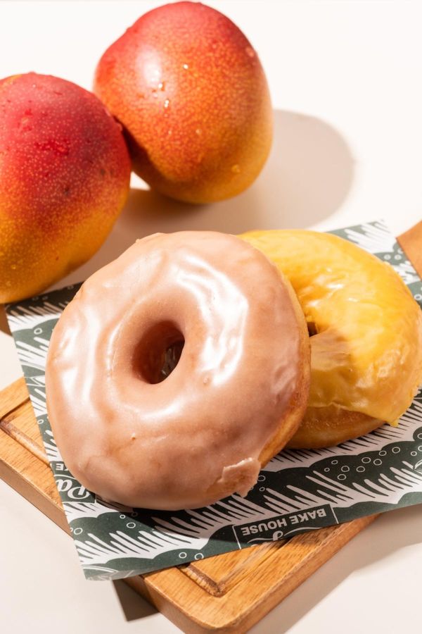 左から「ドーナッツ ハワイアンソルト」380円、「ドーナッツ グアバ」400円