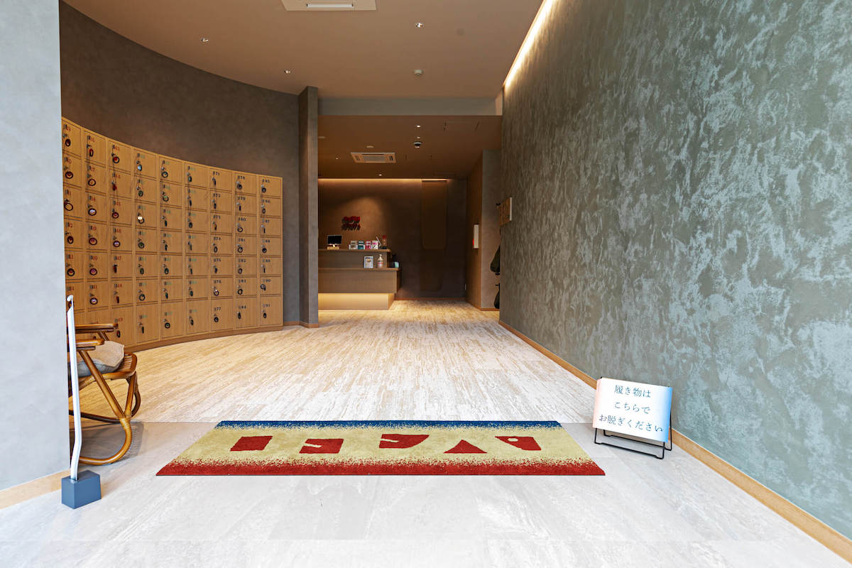 エレベーターまたは階段で2階へ