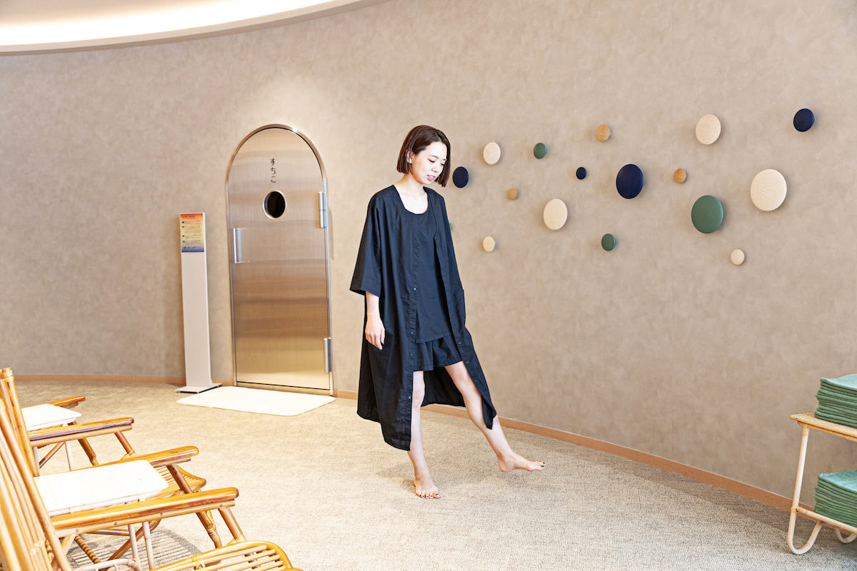 「すちこ」はガウンを脱いで、短パンとタンクトップで利用する