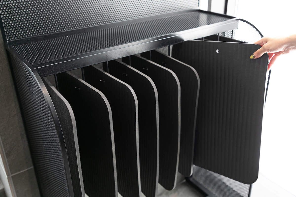 高温多湿のサウナではサウナマットは必須。「かおるこ」入り口前にあるので忘れずに