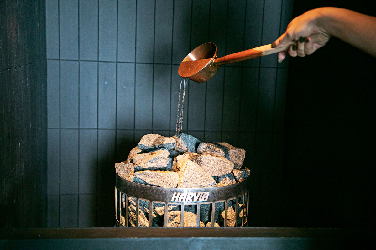 ロウリュウは15分に1回程度、一度に柄杓1杯まで