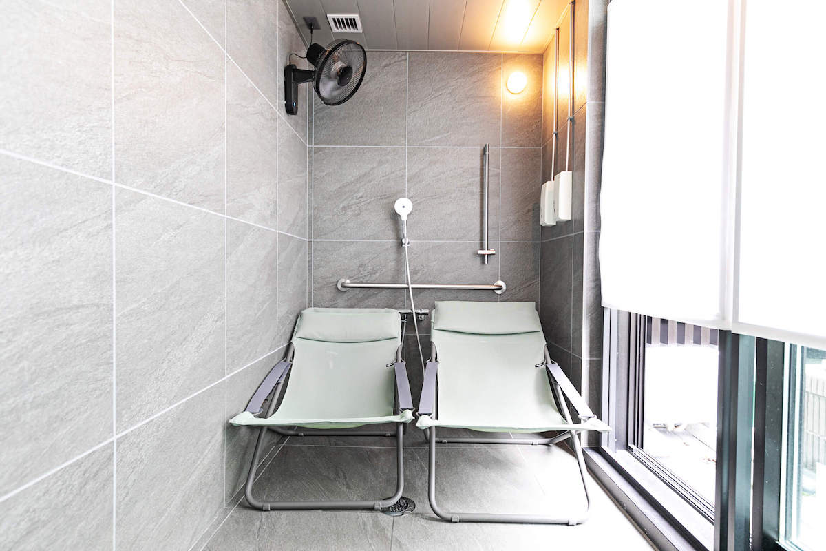 イスは2つのみなので、空いていなければ浴室内のベンチへ