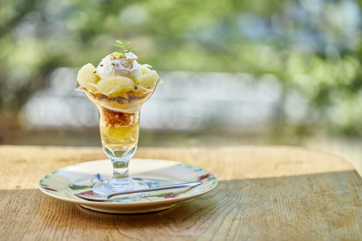 「山椒香る杏仁と柑橘のパフェ」1300円、ドリンクとセットで1700円