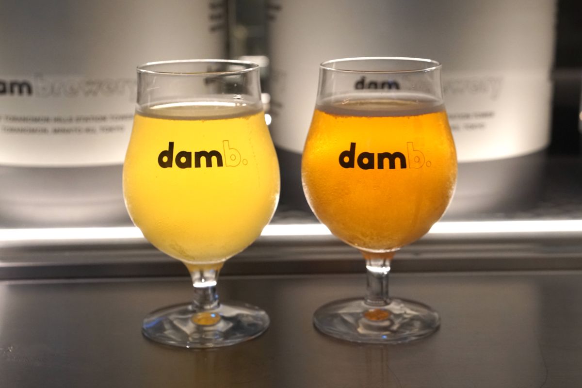 左から「デイリーペーパー／セゾン」900円（ハーフ）、「デイライト／IPA」980円（ハーフ）