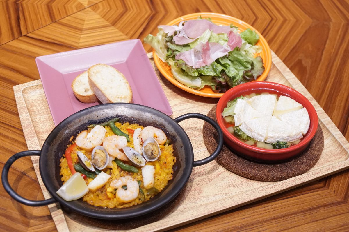 「海鮮パエーリャ＆カマンベールとブロッコリーのアヒージョセット」1600円