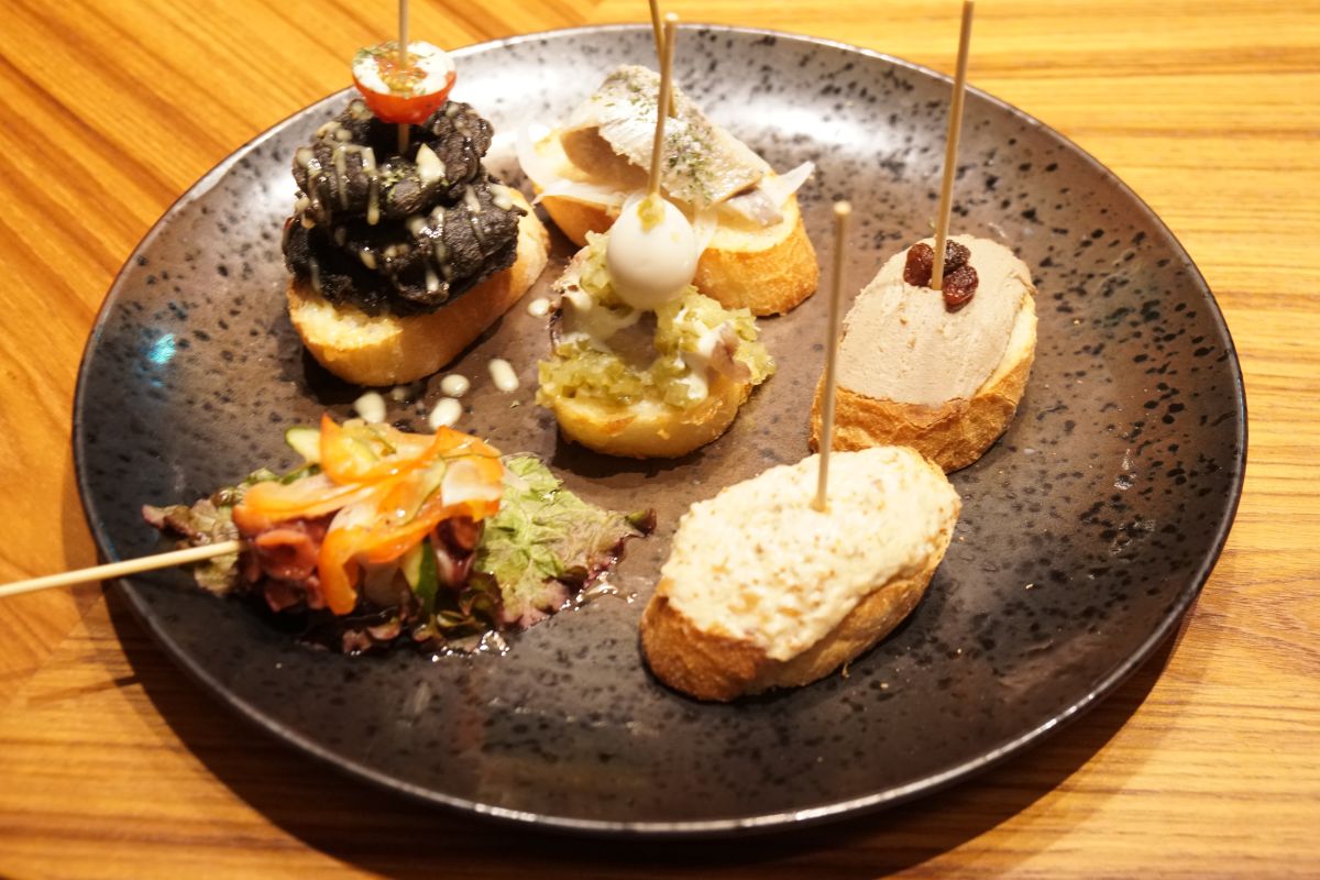 「ピンチョス盛り合わせ」（1個450円〜）