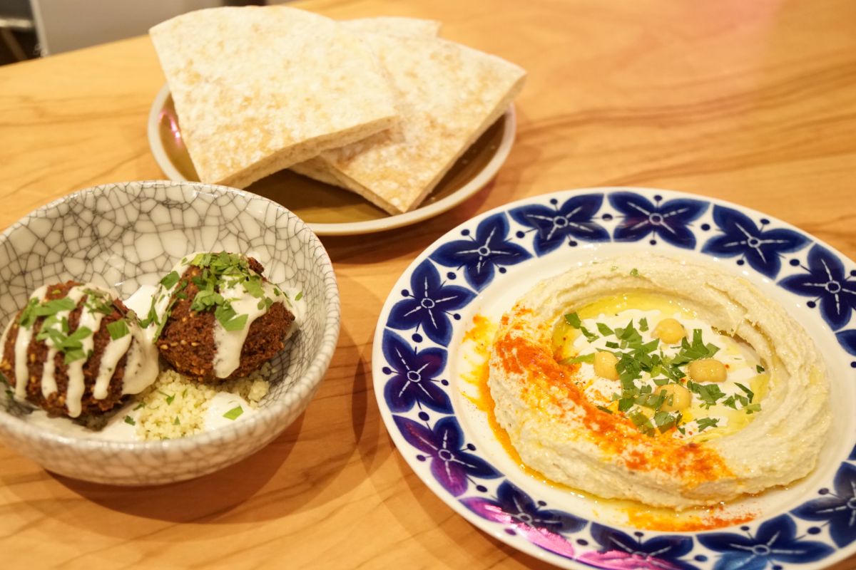 「ファラフェル2個」380円（左）、「プレーンフムス（R）」680円（右）、「ピタパン（1枚4ピース）」380円（奥）