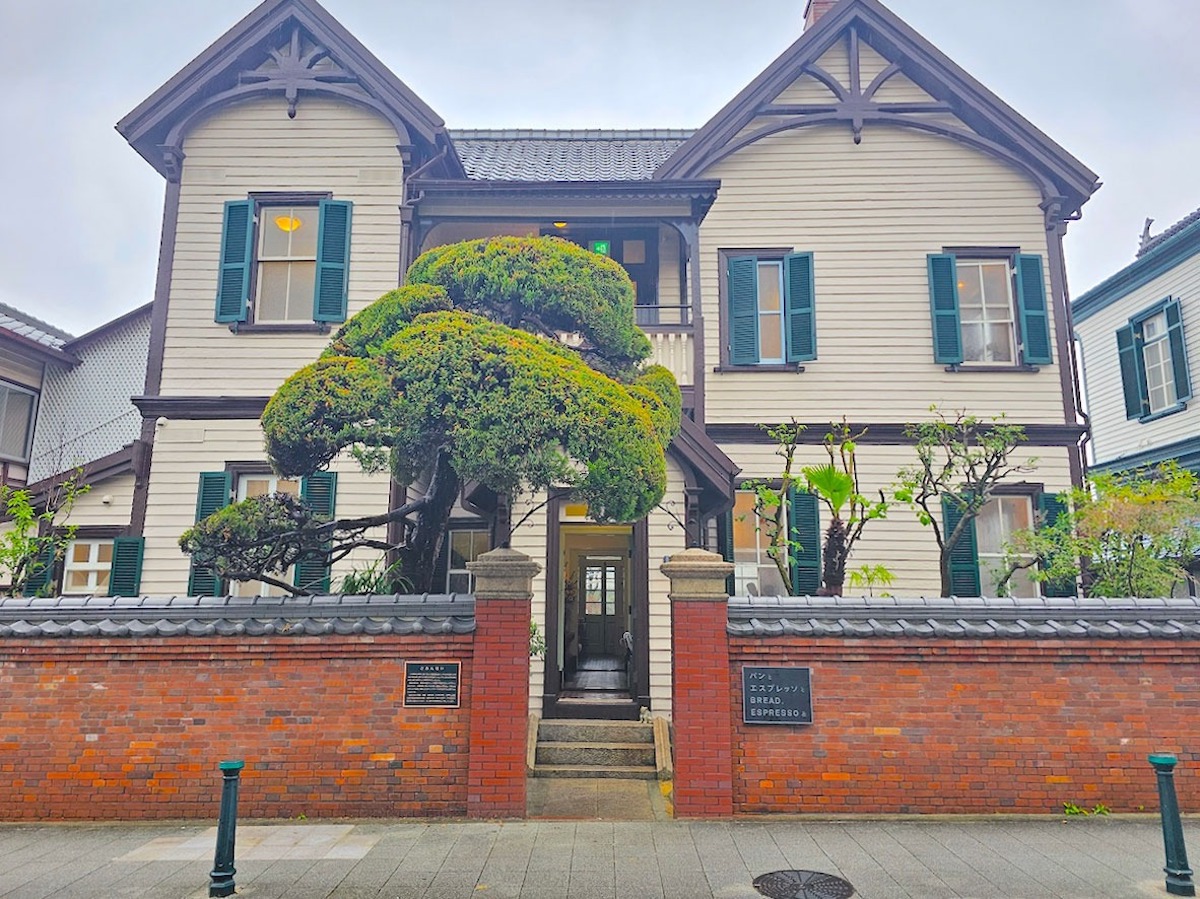 ひと際目を引く重厚なたたずまい。ここでカフェ時間を楽しめるとは...!