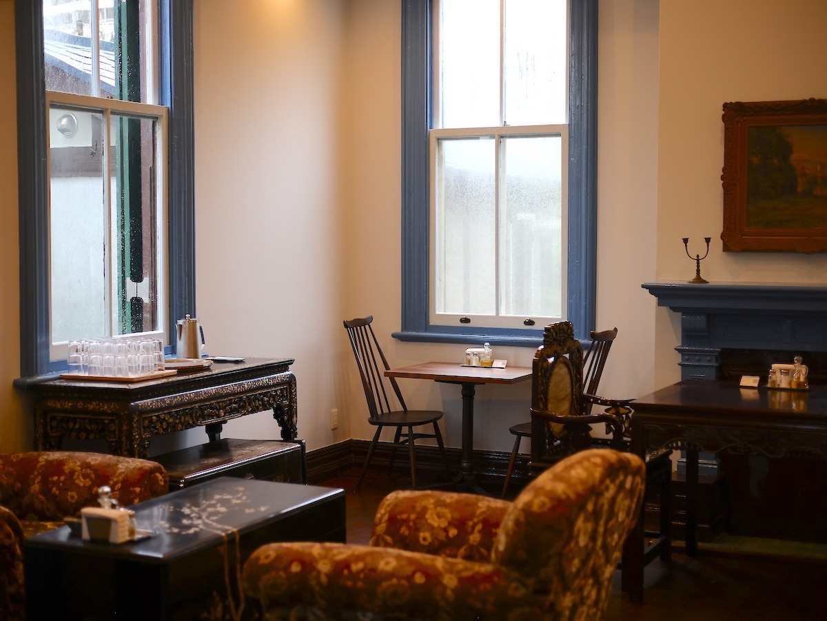 雨の日も悪くないなぁ、と心に余裕が生まれた窓際席