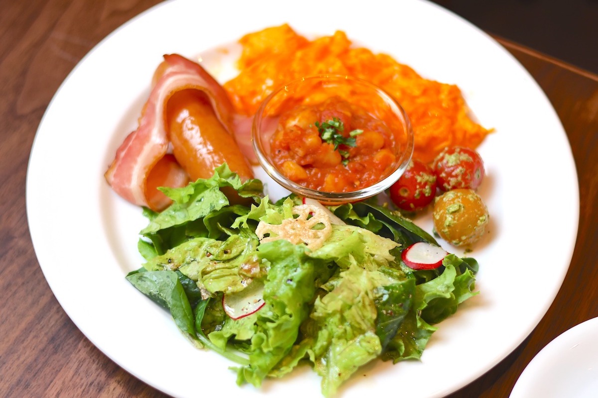 蘭王スクランブルエッグや大山ソーセージを添えたプレートもセット