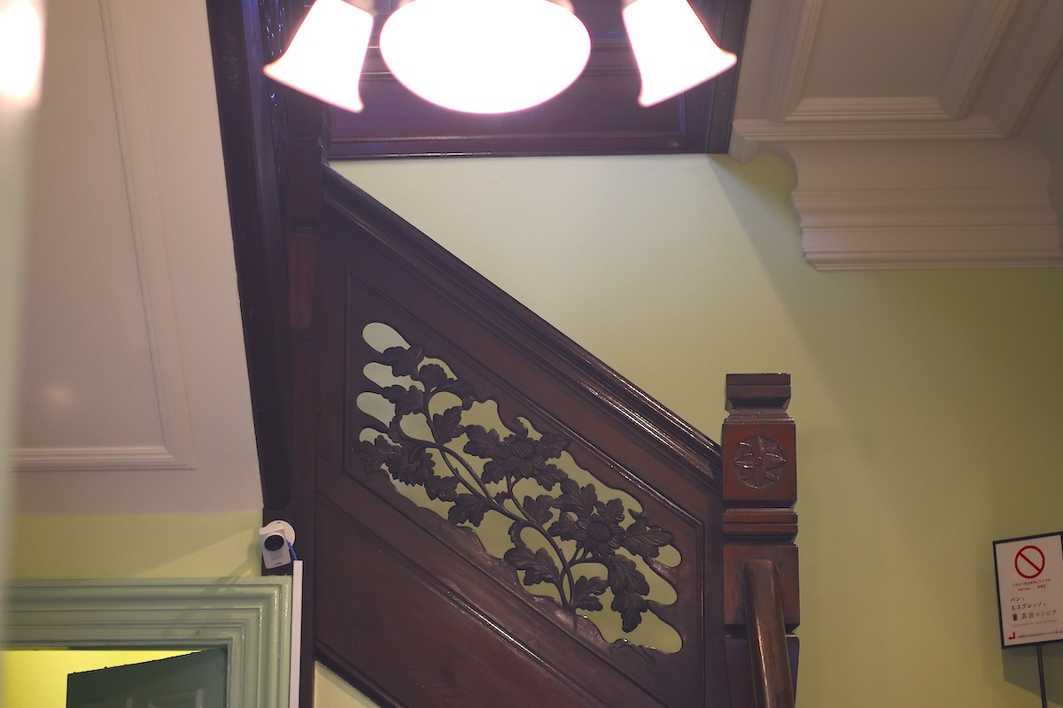 建物に入ってすぐ左手にある階段をあがると、有料制書店「異国のトビラ」へとつながります。