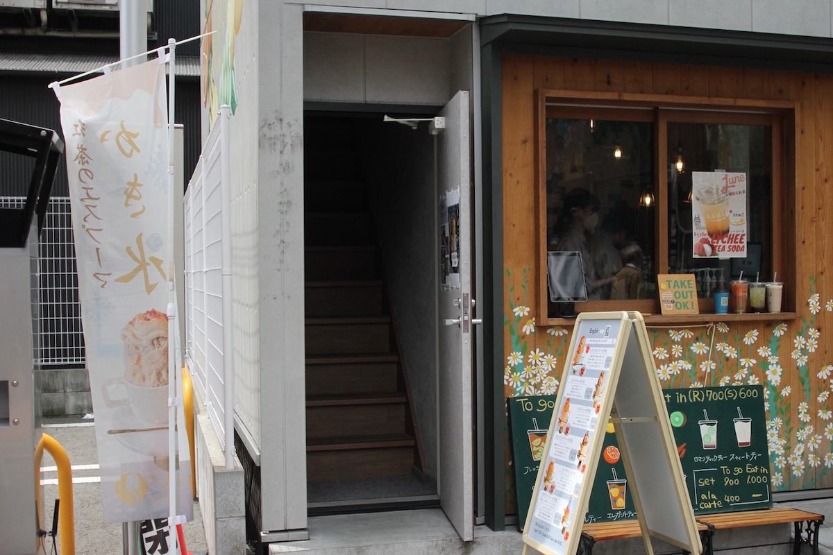 2階へは建物左にある扉からどうぞ