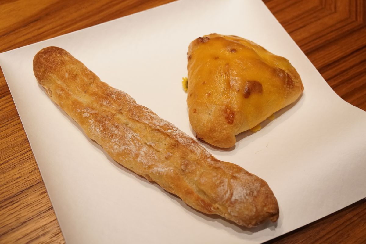 「マカダミアナッツ」330円（左）、「ハラペーニョとチーズ」330円（右）