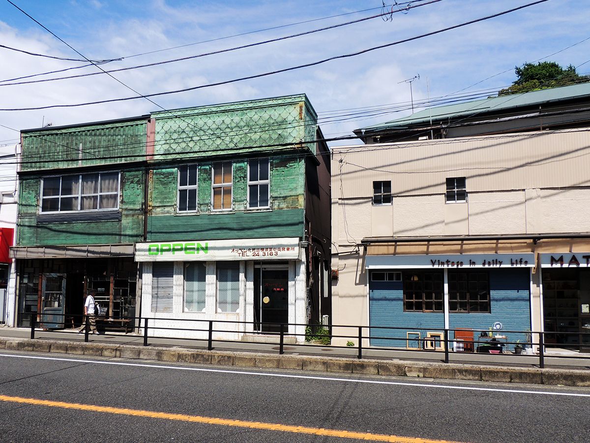 東京下町あたりでも見かける、緑色の古い建物が点在しています