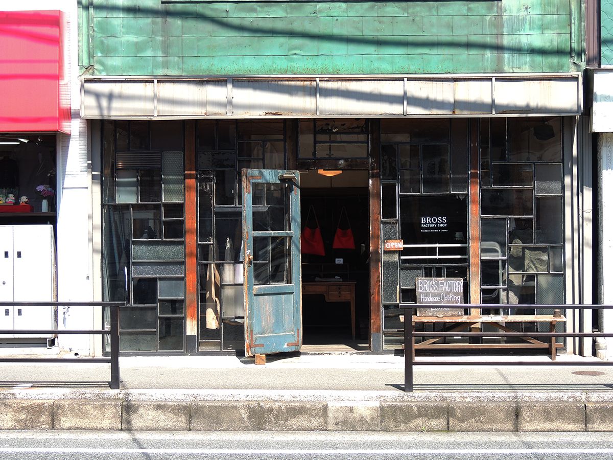 洋服や革製品の工房を併設している「BROSS FACTORY SHOP」