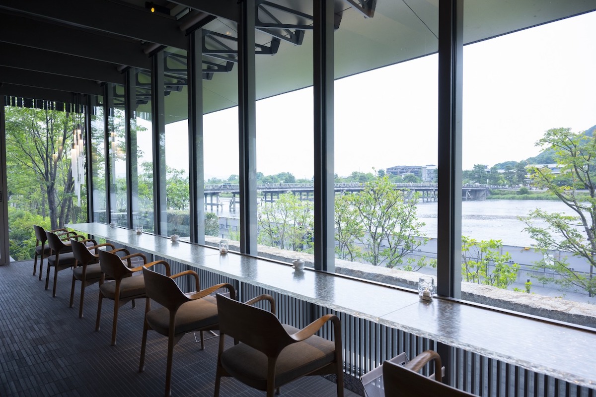 レストラン「MUNI LA TERRASSE」から見える桂川と渡月橋