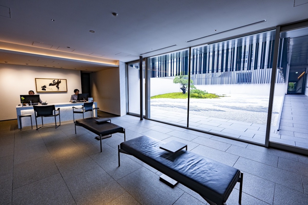 ロビーから見える「白の庭」