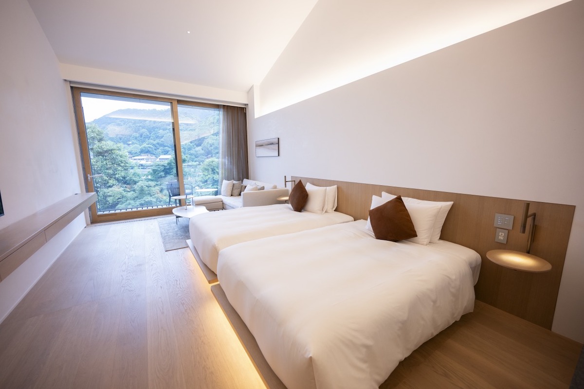 淡いトーンのインテリアでまとめられた客室は約50㎡