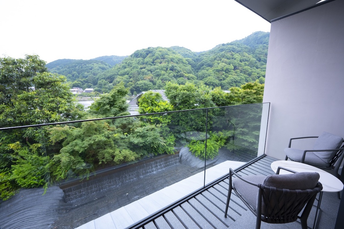 2階客室「嵐山ビュー」のバルコニーからの眺め