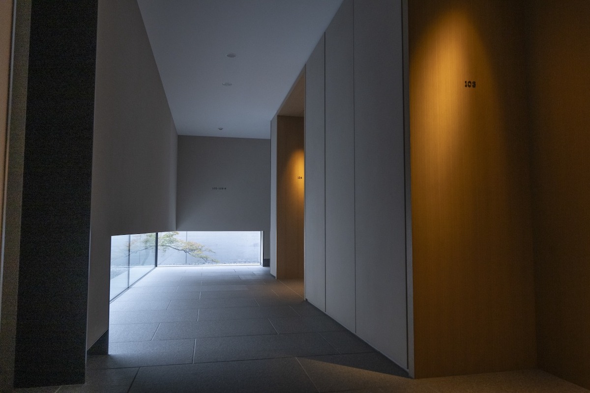 客室へと続く通路は風景を切り取るようなしつらえ