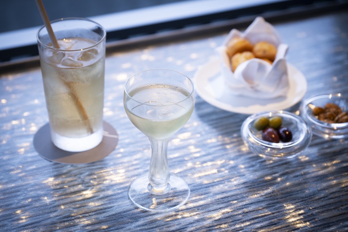 左から「小山園ほうじ茶」、「スパークリングワイン」