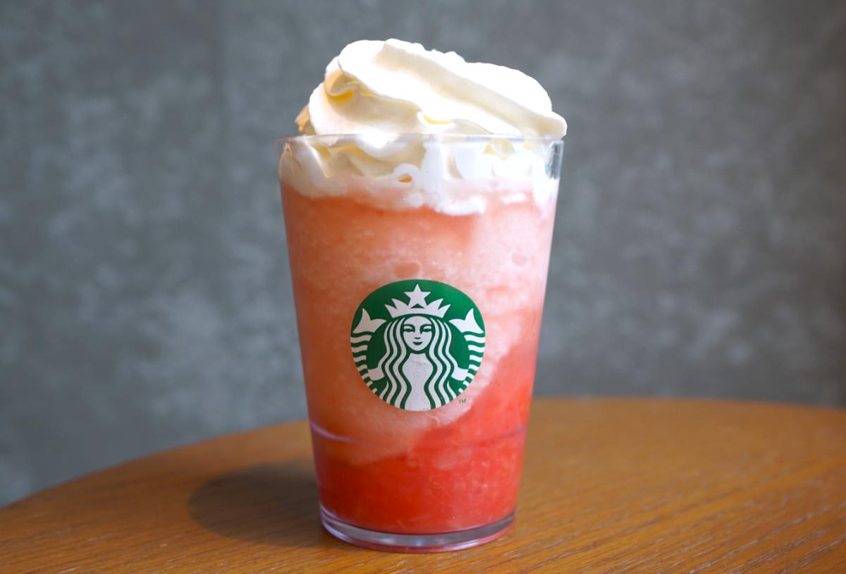 「ラブ & ピーチ フラペチーノ®」 Tallサイズのみ 687円（持ち帰り）、700円（店内利用）