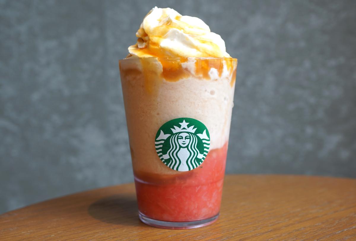 「ラブ & ピーチ フラペチーノ®」+キャラメルソース（無料）+タゾチャイシロップ（55円）