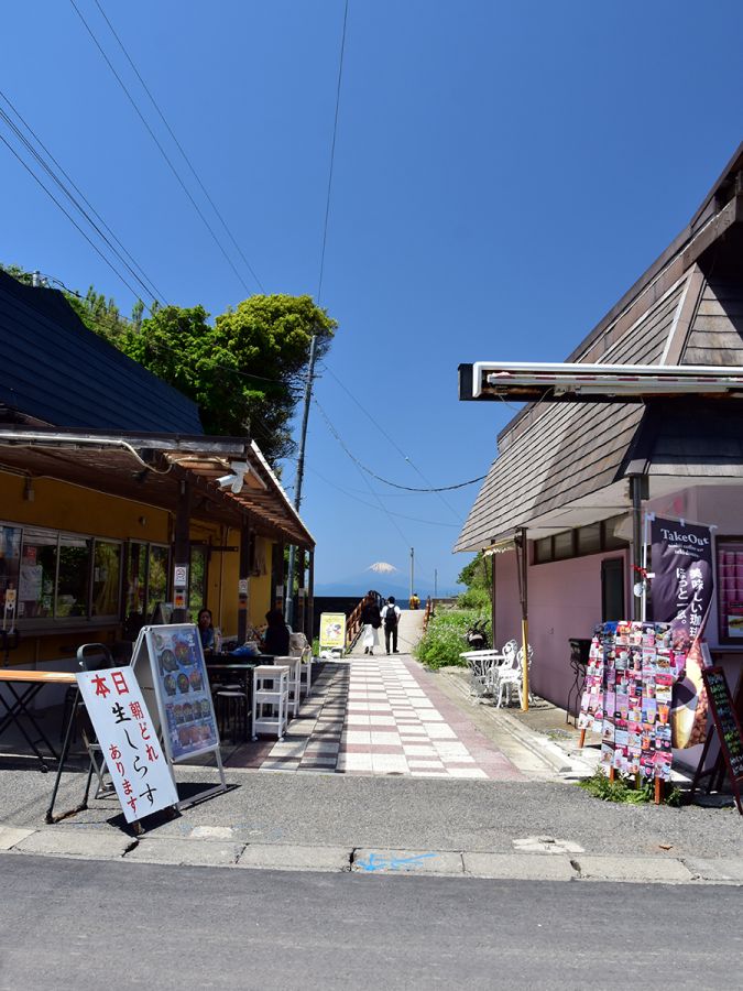 右が「nana parfait」、左が「磯料理かねあ」。その間の道の向こうに富士山が見えます