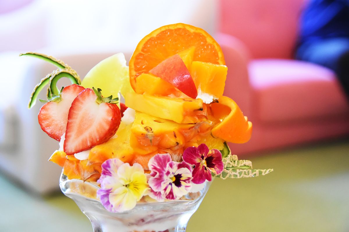 贅沢パフェ2400円。この日のフルーツは西表島のパイン、静岡のメロン、大分のネーブル、栃木のイチゴなど