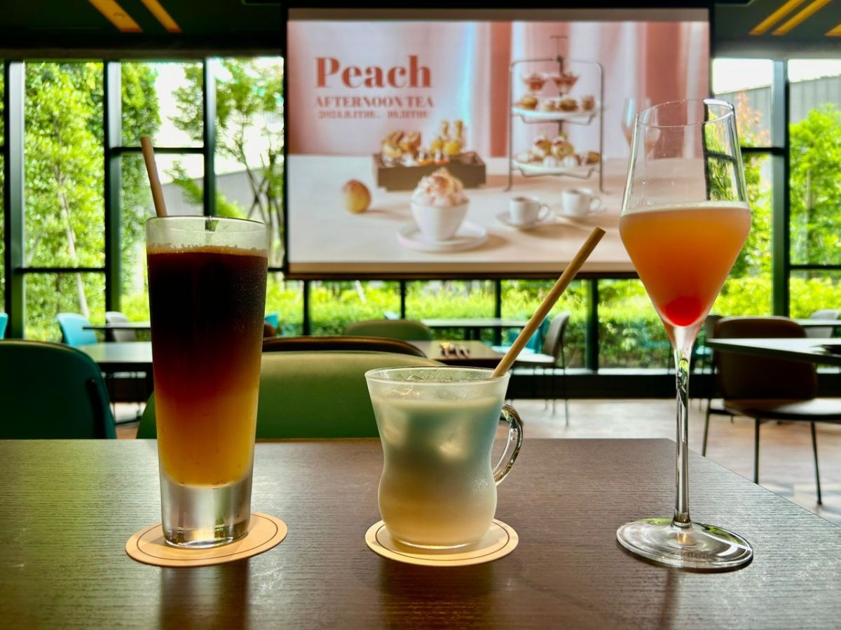 左から順に「アイスブラックコーヒーオレンジ」「アイスブルーラテ」、ウェルカムドリンク「Peach Bubble」