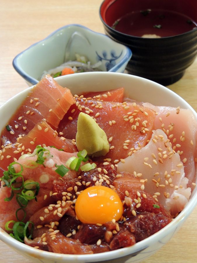 とろとろ丼1980円。マグロのつみれ汁と日によって変わる小鉢付き。この日はマグロの皮の和え物。つまりはマグロ三昧です