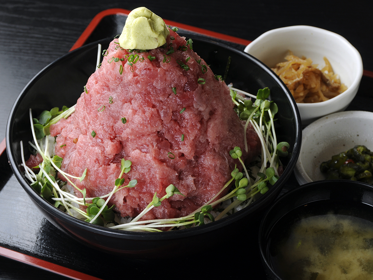 中落ち丼富士山盛り2000円。味噌汁・小鉢・漬物付き。数量限定で入荷状況によっては提供できない場合もあります