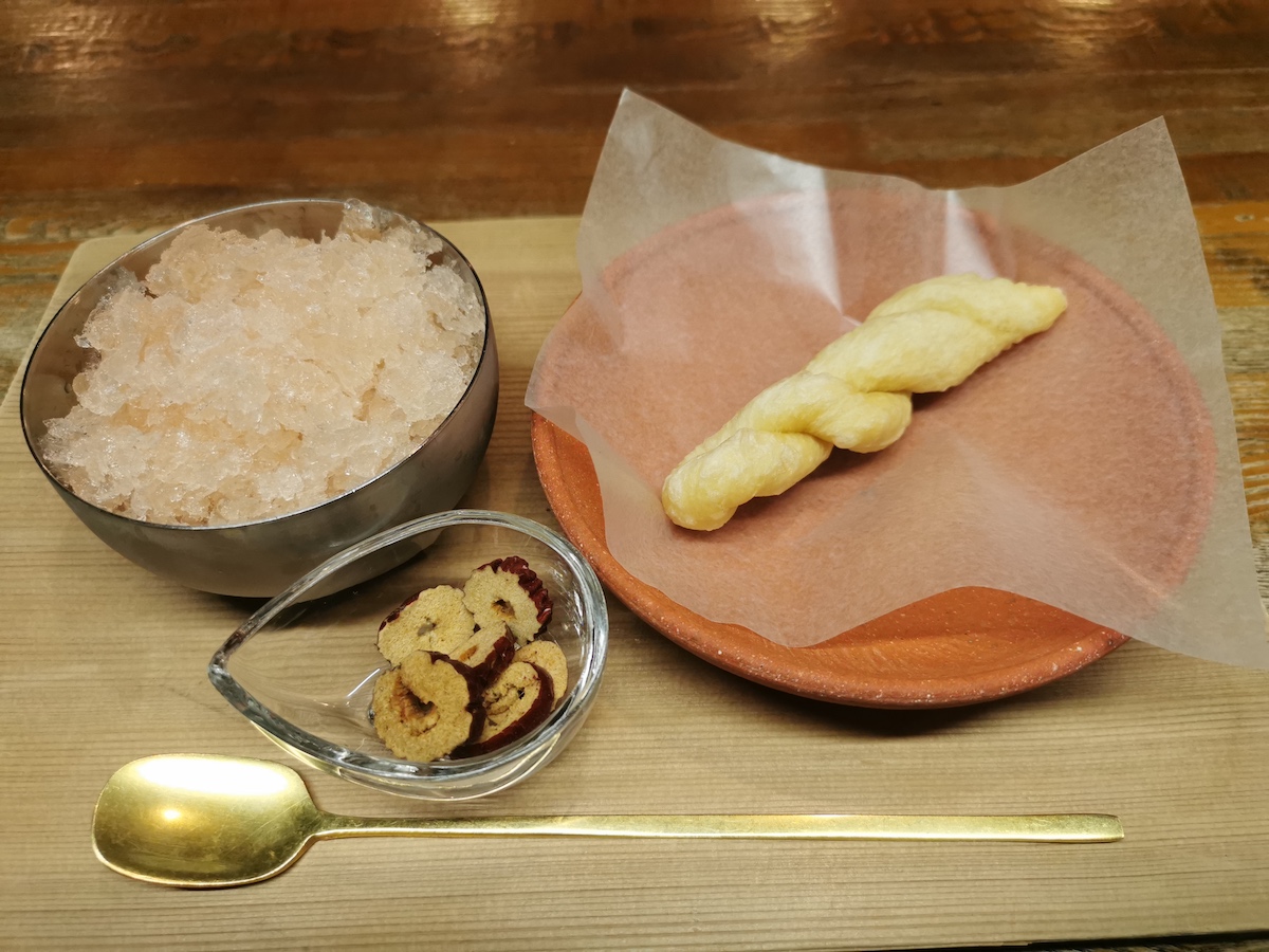 削り氷に甘葛シロップ入れて1000円