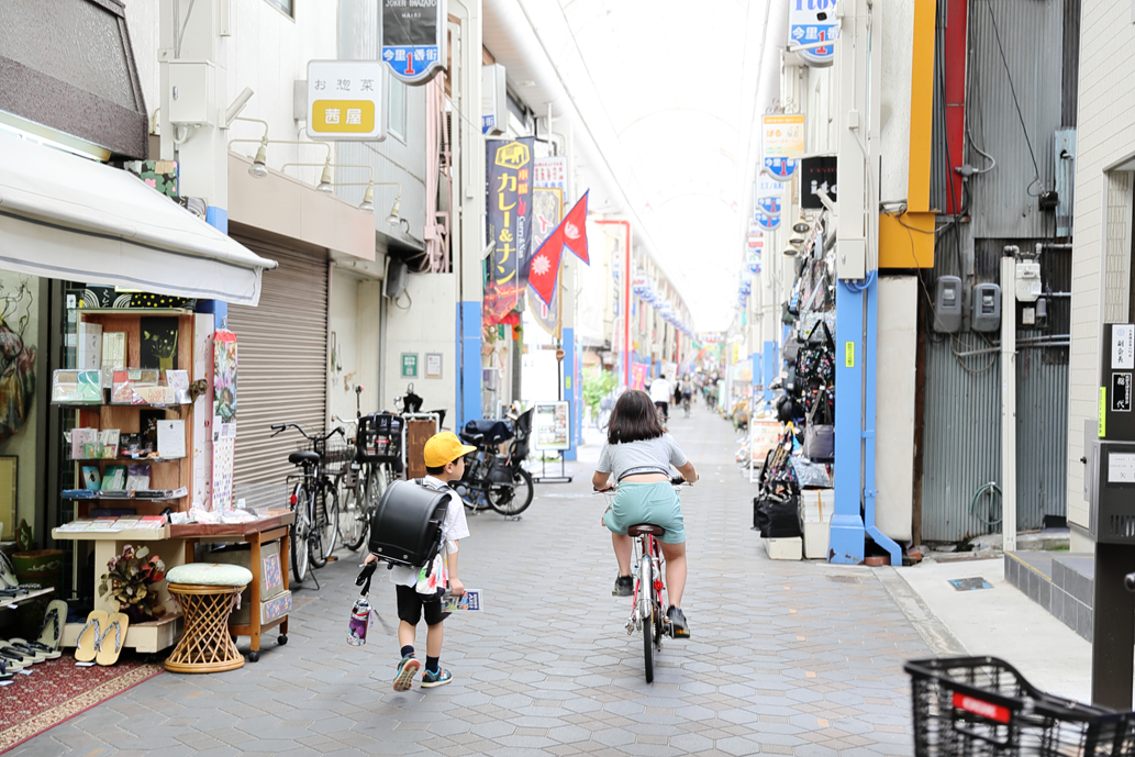 屋根付きのアーケード商店街「東成しんみちロード」