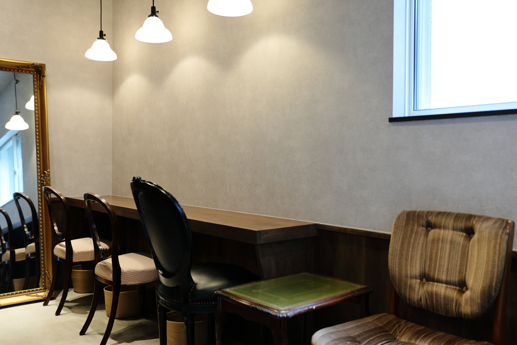 壁向きに設置されたカウンター席