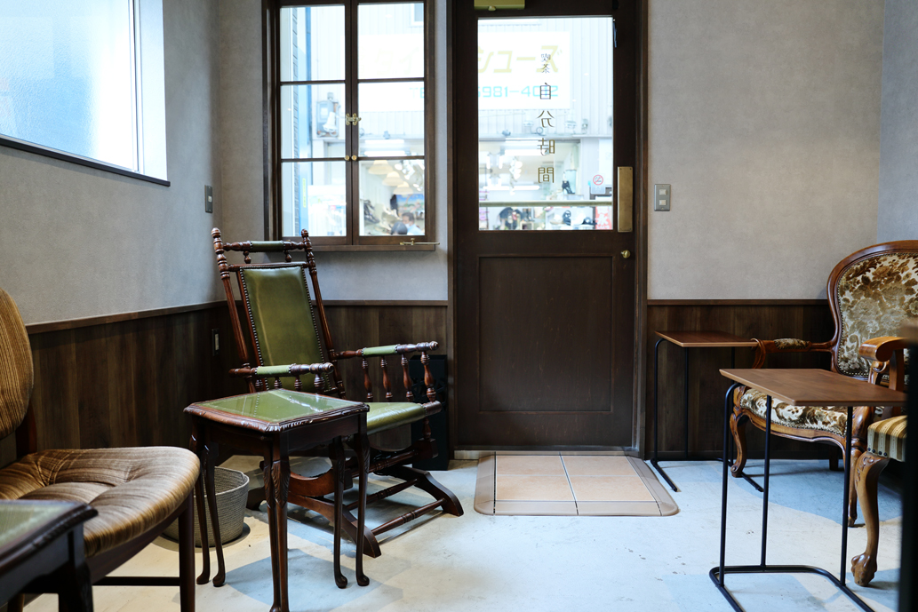 静かに流れるBGMははジャズやシャンソン