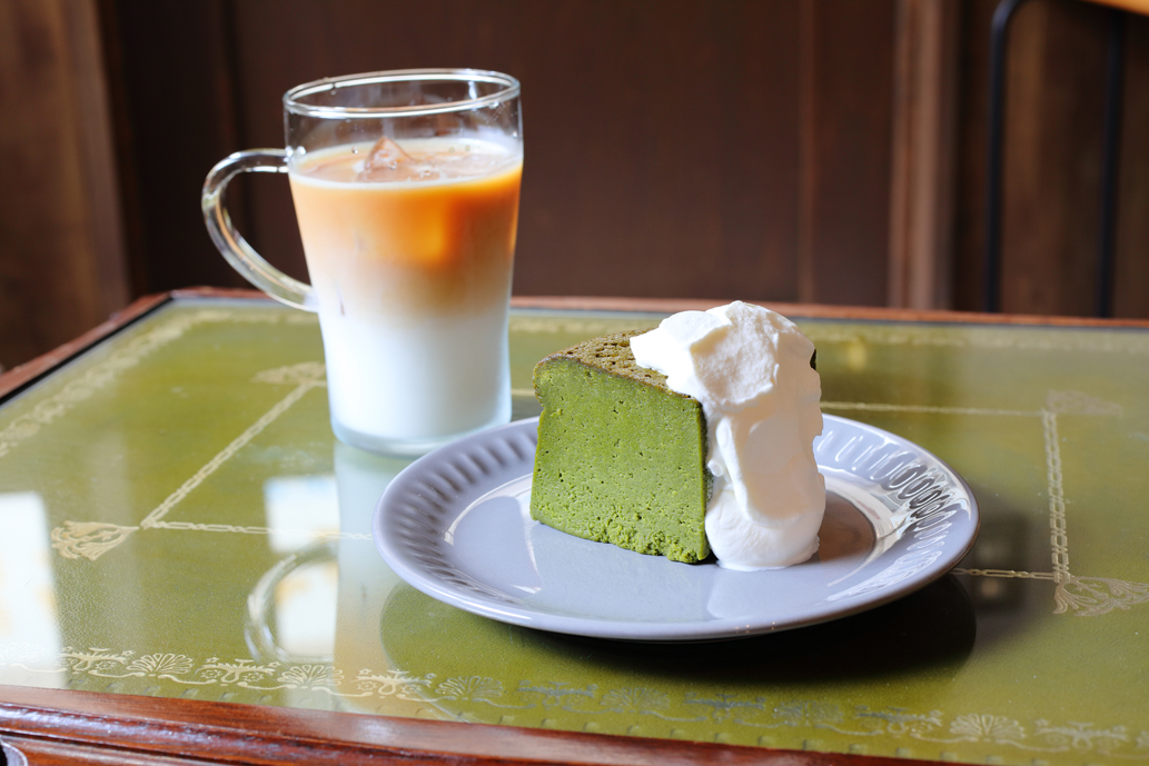 6月の「まるで生チョコのような抹茶とホワイトチョコのガトーショコラ（基本サイズ）Aセット」1280円 ※ロイヤルミルクティー変更＋200円、北海道産純生クリーム100％（30g）＋300円