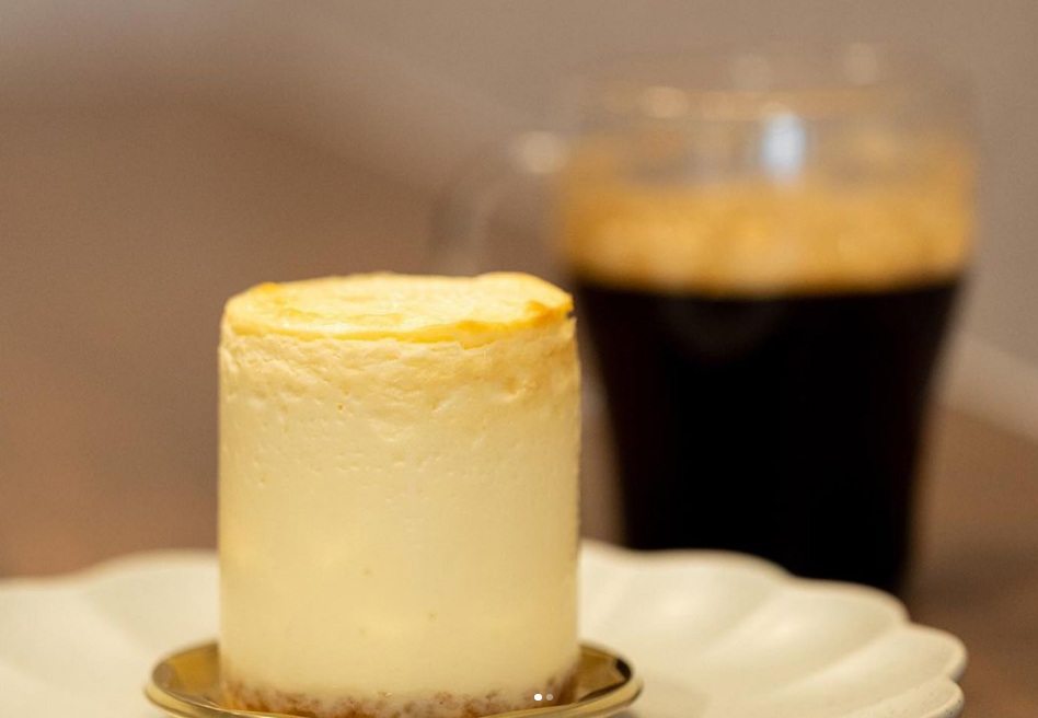 ハーフや1/4サイズと、色々なサイズが選べた「蒸し焼きチーズケーキタワー（2024年4月）」／©自分時間