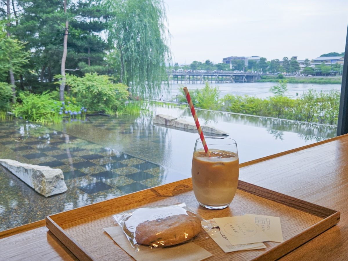 左から「クッキー」300円、「アイスカフェラテ」700円