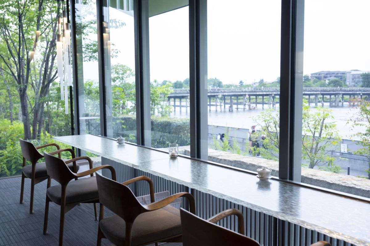 カウンター席からは渡月橋が見える