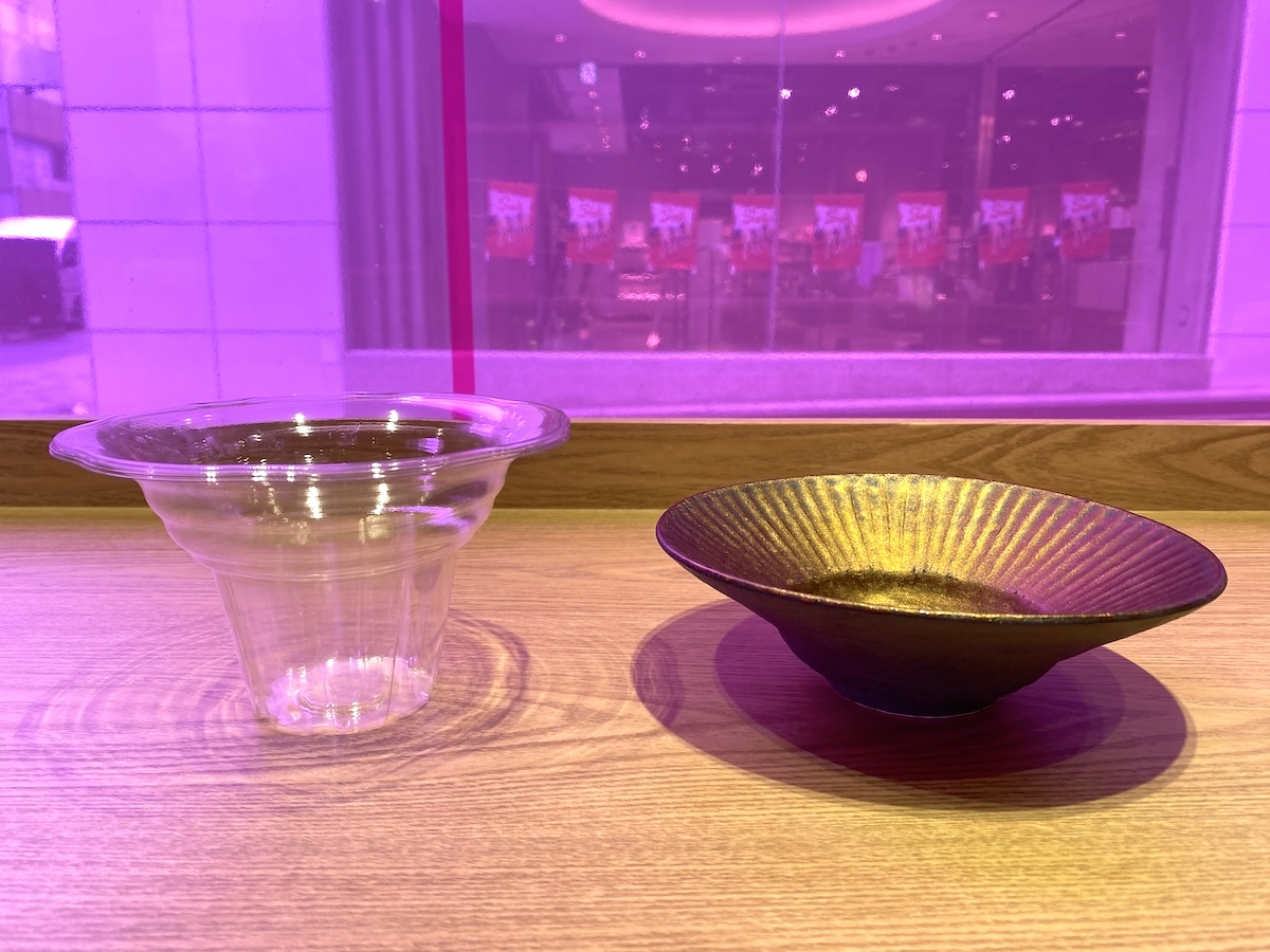 写真左からテイクアウト用容器、イートイン用のお皿