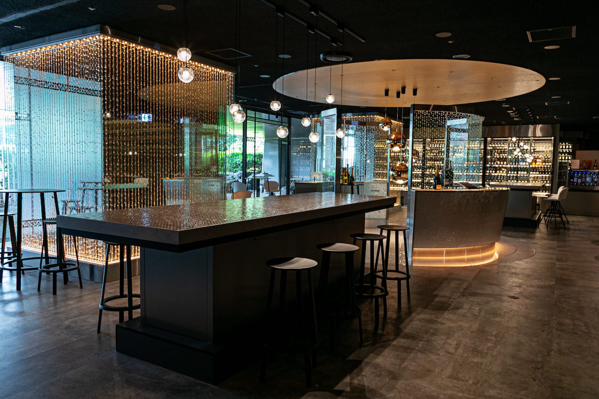 店内中央にはスタンディングエリアも