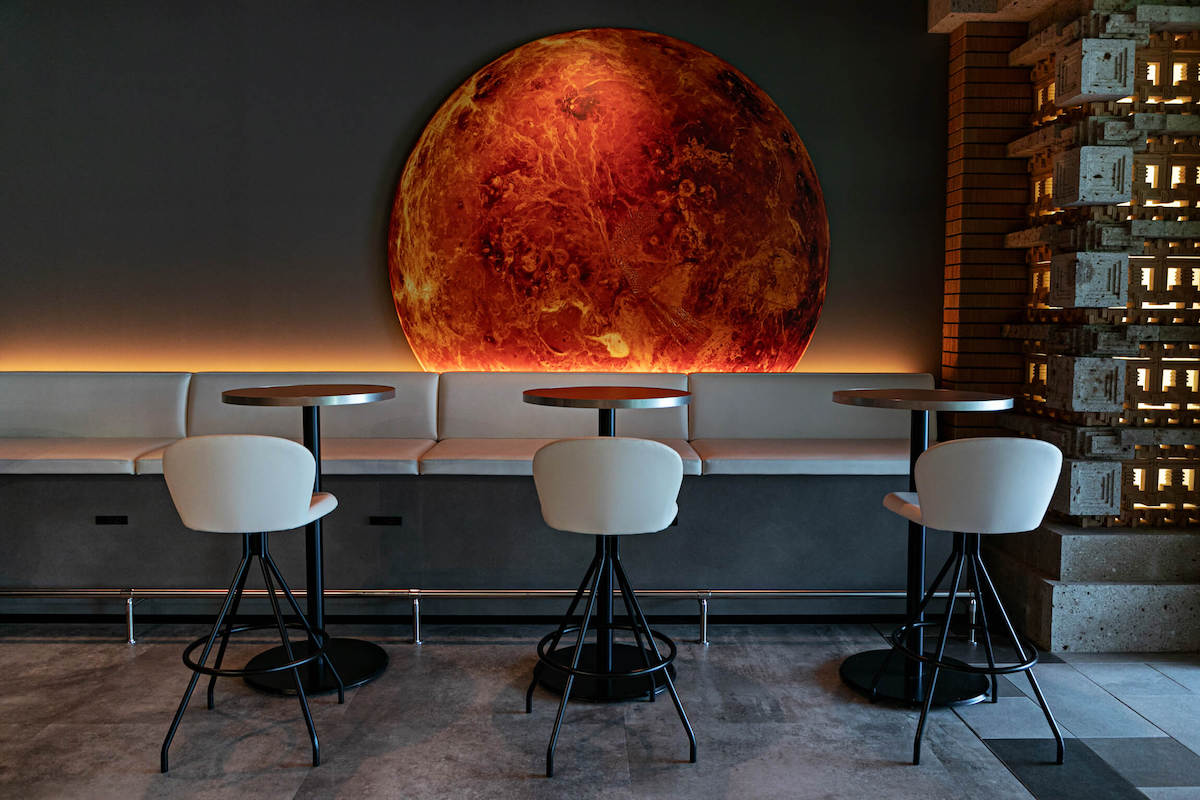 ライトがデザインした光の籠柱（写真右）（←右端に写っている四角いブロックのような柱のことで合っていますか？写真のメインが赤い丸（金星？）なのでどれを指しているのか分かりづらく…。）