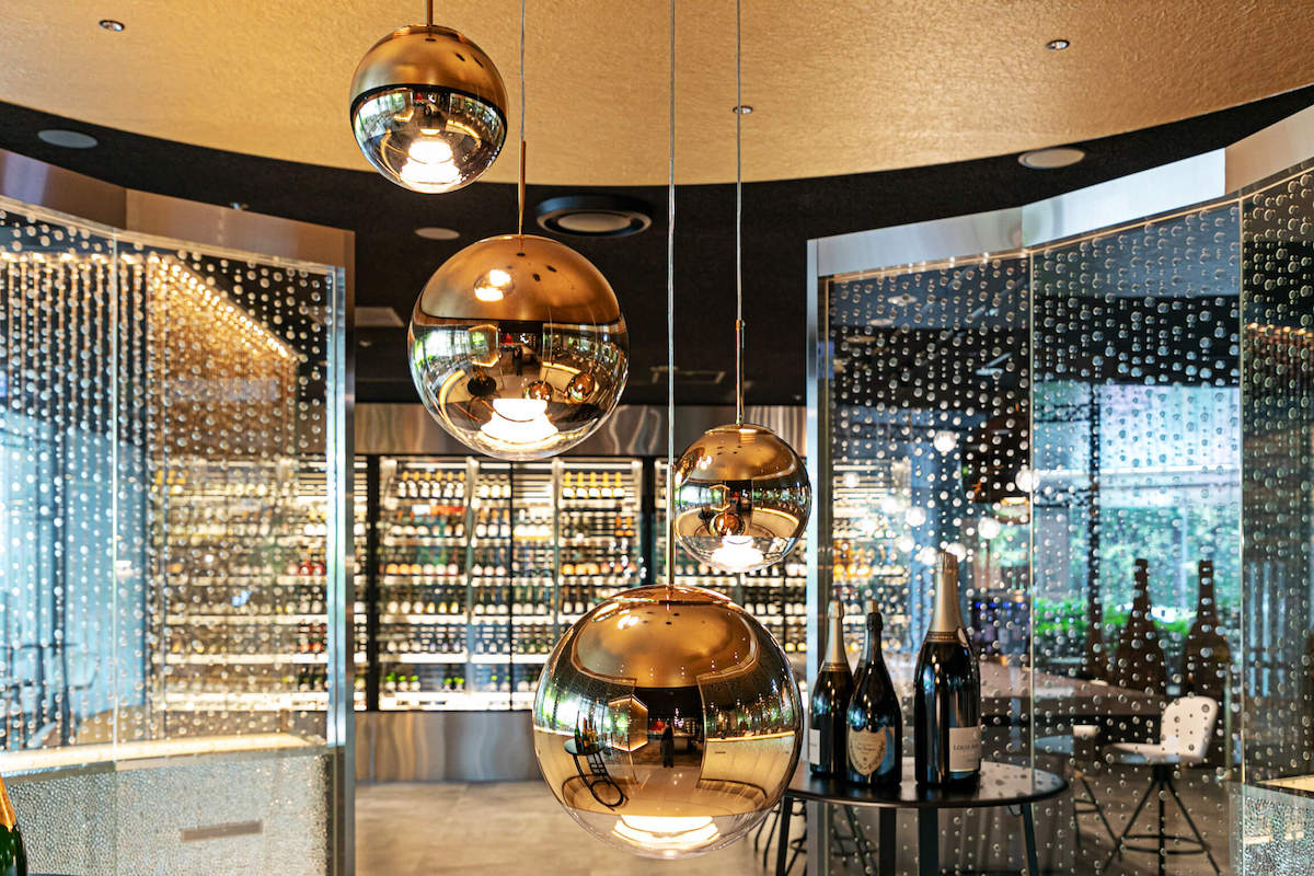 店内中央にある球体の装飾。その周りはスタンディングエリアに